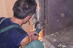 Демонтаж металлической двери