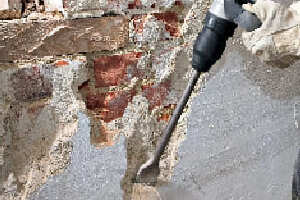 Демонтаж старой штукатурки со стены