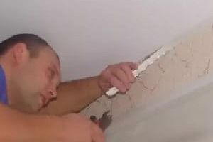 Демонтаж потолочных плинтусов