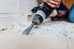 Демонтаж плитки с пола