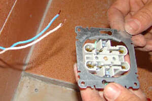 Демонтаж розеток, выключателей